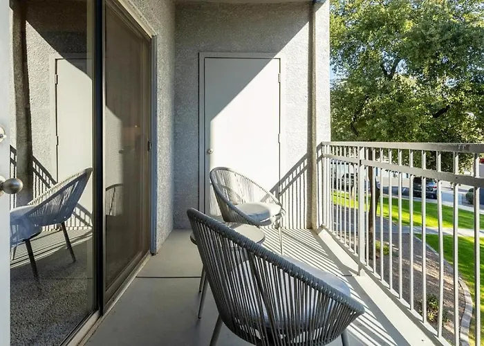 Apartment Landing Modern With Amazing Amenities *